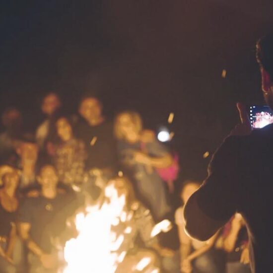 foto di gruppo davanti al fuoco nel parco nazionale del Vesuvio
