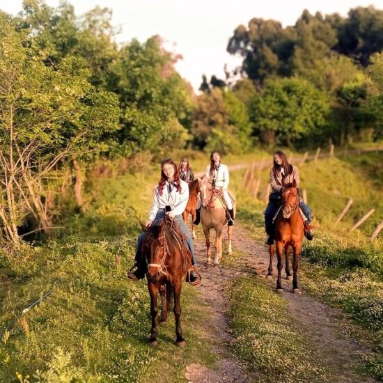ragazze a cavallo nel parco nazionale del Vesuvio