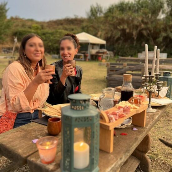 due amiche fanno un aperitivo country in un area verde del Vesuvio