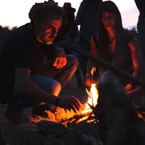 momento che escursionisti accendono il fuoco nel parco nazionale del vesuvio