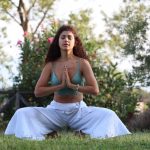 ragazza fa yoga ai piedi del Vesuvio