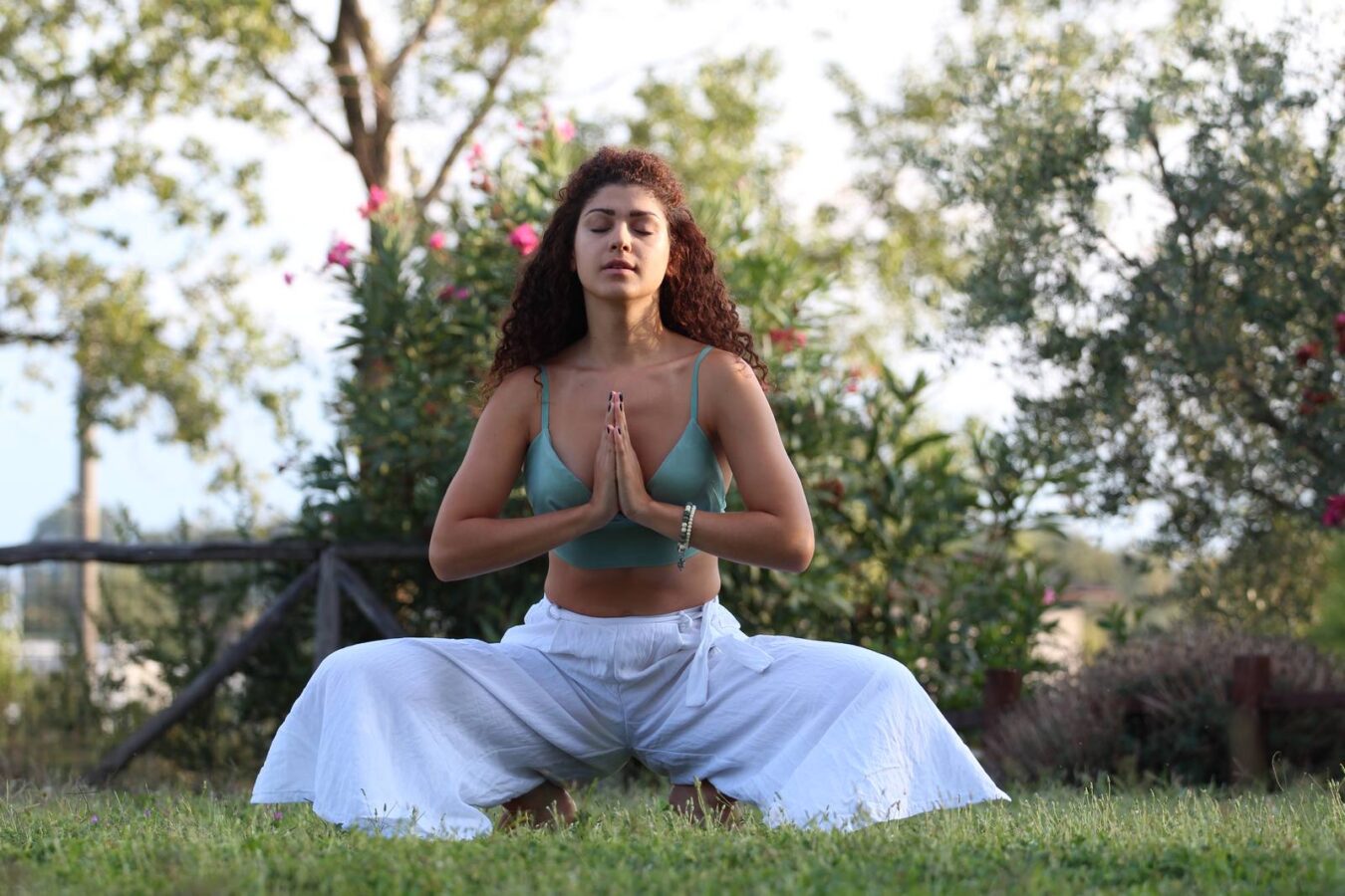 ragazza fa yoga ai piedi del Vesuvio