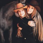 due sorelle in posa per una foto con il cavallo
