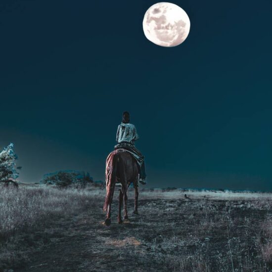 ragazza a cavallo di notte sui sentieri del Vesuvio