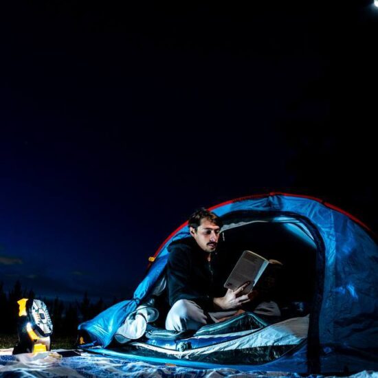ragazzo legge vicino alla tenda nel parco nazionale del Vesuvio