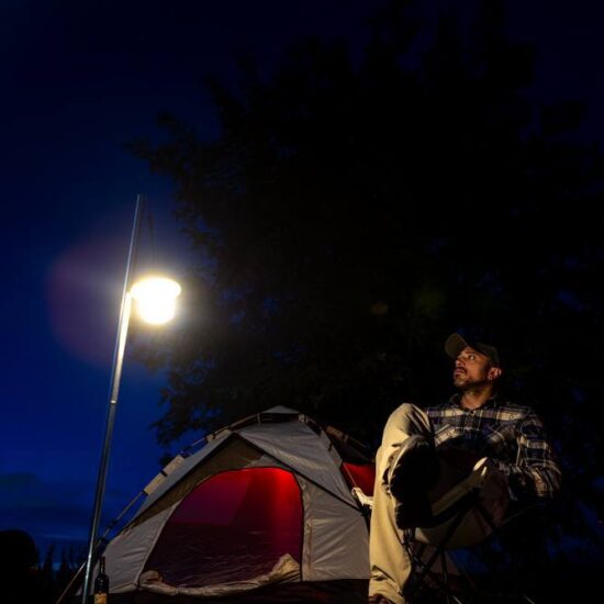ragazzo guarda le stelle vicino alla tenda nel Parco Nazionale del Vesuvio