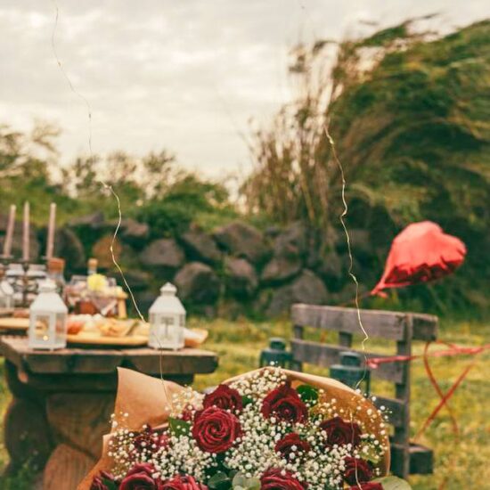 un mazzo di rose con la scritta "mi vuoi sposare" e dietro una allestimento super romantico