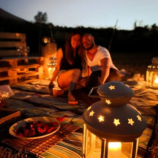 coppia a lume di candela mentre fanno picnic nel parco nazionale del Vesuvio