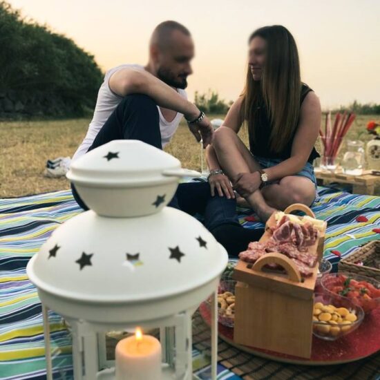 coppia a lume di candela mentre fanno picnic nel parco nazionale del Vesuvio
