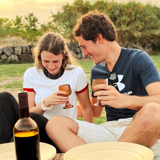 una coppia felice di festeggiare un compleanno con un aperitivo particolare in un area verde del Vesuvio