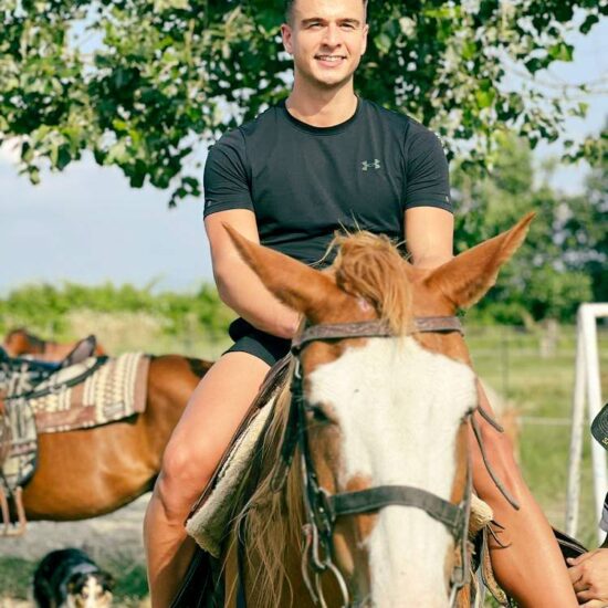 un bel ragazzo a cavallo nel parco nazionale del Vesuvio