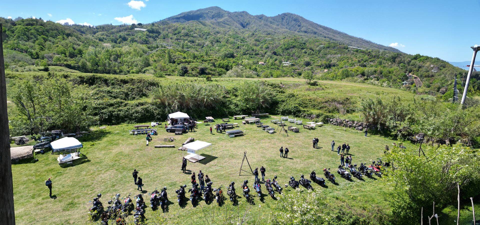 moto parcheggiata su un'area verde del Vesuvio