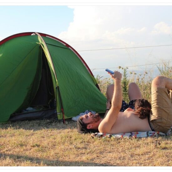 ragazzi distesi vicino la tenda nel parco nazionale del vesuvio