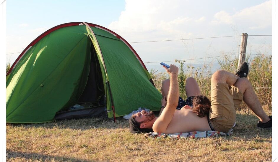 ragazzi distesi vicino la tenda nel parco nazionale del vesuvio
